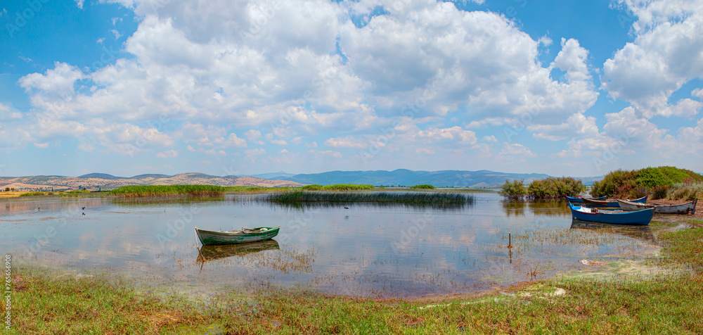 Obraz na plátně Beautiful lanscape with amazing cloudy sky - Marmara Lake with a lot of sandal (