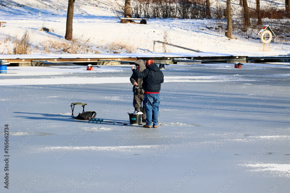Pod lodem łowienie ryb zimą w przerębli.  - obrazy, fototapety, plakaty 