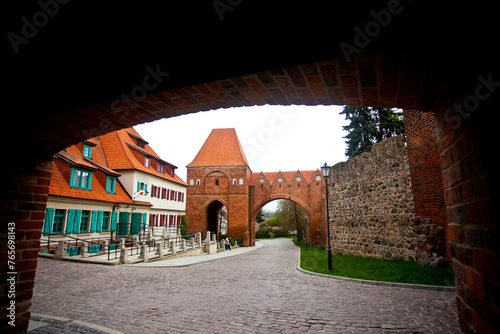 Widok z bramy na gotycką wieżę zamku krzyżackiego, Toruń, Poland