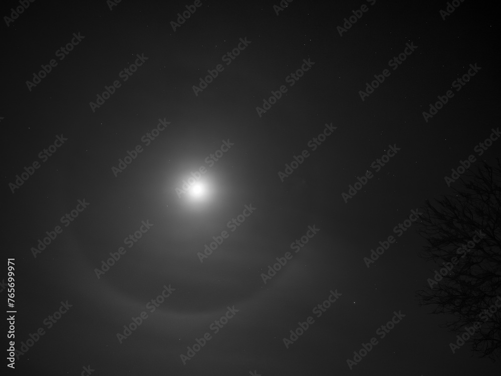 Cirrostratus - a circle around the moon is usually a harbinger of approaching rain, because it occurs at the top of a warm front. If it forms around the moon, it can start raining as early as morning. Cirrostratus - a circle around the moon is usually a harbinger of approaching rain, because it occurs at the top of a warm front. If it forms around the moon, it can start raining as early as morning.