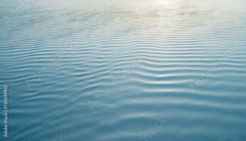 ブルーの透明感ある水面の写真 真夏のコスメやUVケアの背景