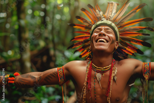 ÍNDIO FELIZ SORRINDO OLHANDO EM FLORESTA