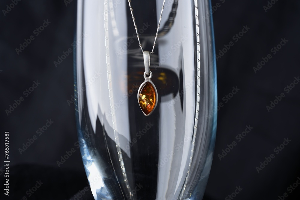 silver amber necklace srebrny łańcuszek naszyjnik z bursztynem - obrazy, fototapety, plakaty 