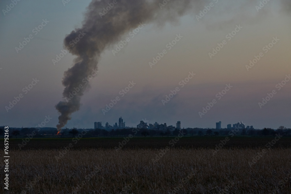 Osterfeuer Tradition vs.Umweltverschmutzung, 2023, Deutschland Osterfeuer Tradition vs.Umweltverschmutzung, 2023, Deutschland