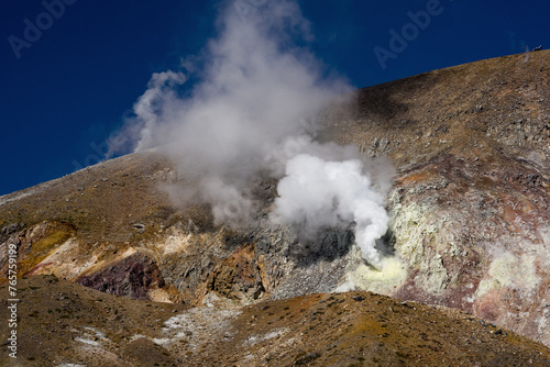 磐梯吾妻スカイラインを上ると見えてくる吾妻山の噴火口。 © 直樹 市村