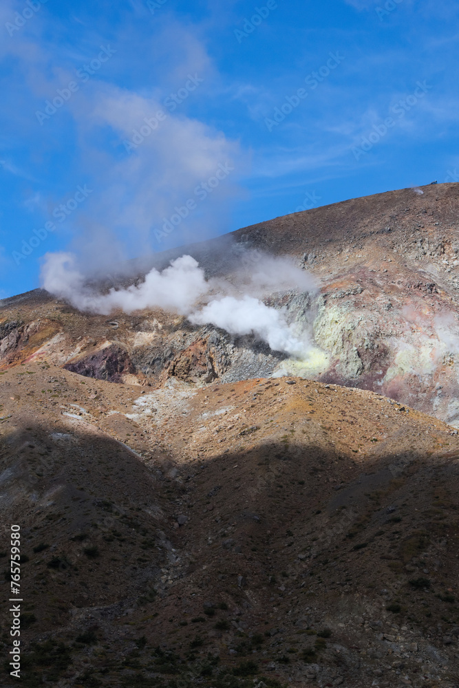 磐梯吾妻スカイラインを上ると見えてくる吾妻山の噴火口。