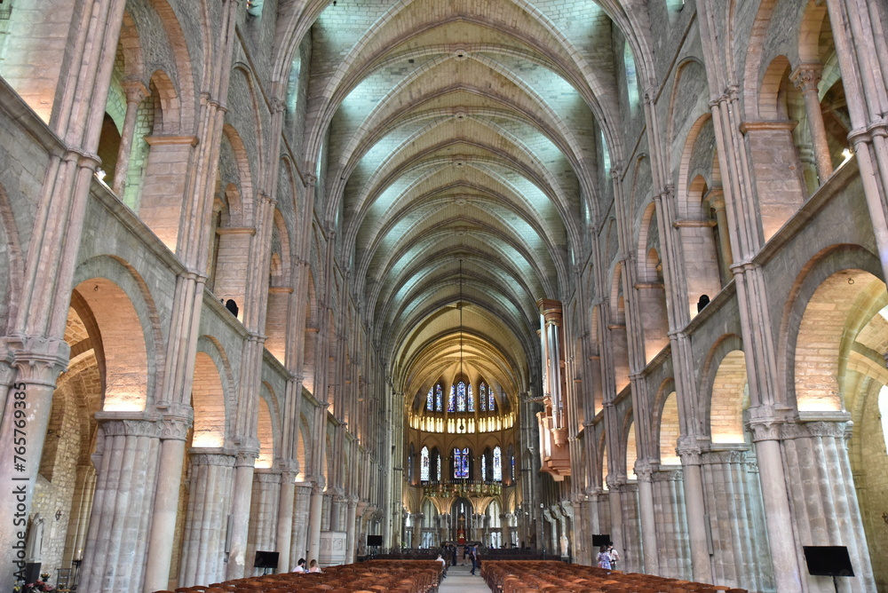 Nef de l'église Saint-Remi à Reims. France
