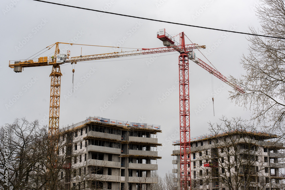 Construction of multi-storey buildings. High cranes