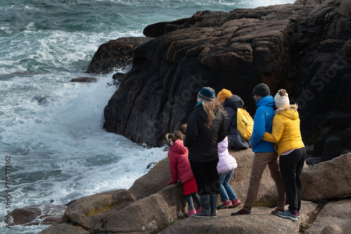 Des promeneurs qui regardent la mer cur la côte Bretonne - France photo