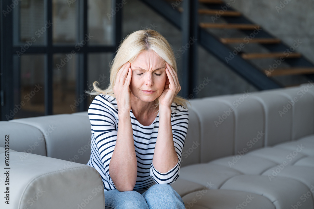 Obraz premium Middle aged woman with mental health problems, having migraine, headache.