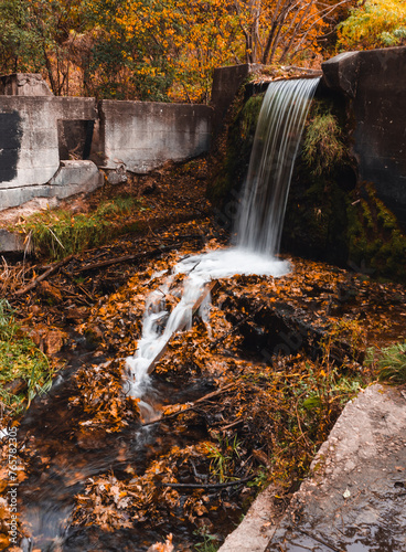 Fototapeta Naklejka Na Ścianę i Meble -  waterfall in autumn forest (wisconsin)