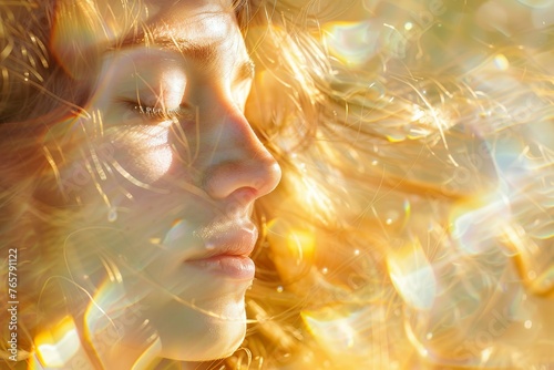 Eine göttliche, schöne Frau mit langen Haaren und geschlossenen Augen im goldenen Sonnenlicht photo