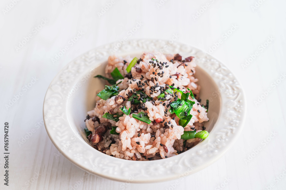 洋皿に盛りつけたお赤飯 洋皿に盛りつけたお赤飯