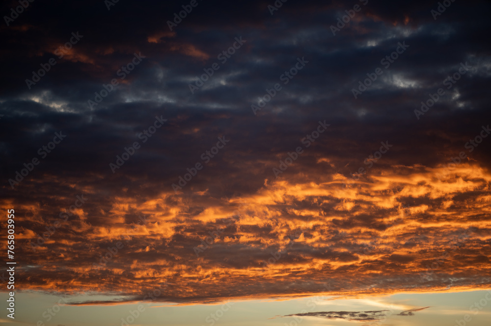 Dramatische Wolkengebilde zum Sonnenuntergang - obrazy, fototapety, plakaty 