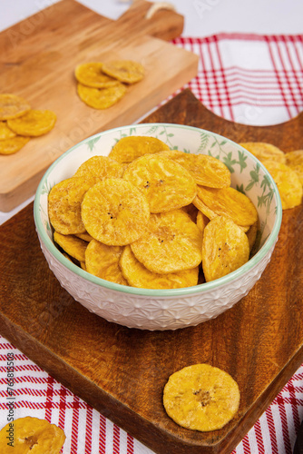 Green banana chips overhead view 4