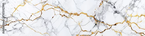 Panel kuchenny z motywem A white marble wall with gold accents. The wall is textured and has a natural look. The gold accents add a touch of luxury and elegance to the space
