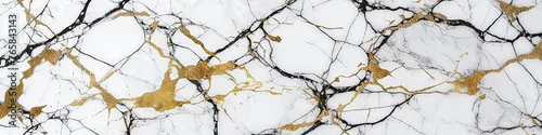 Panel kuchenny z motywem A white marble wall with gold accents. The wall is textured and has a natural look. The gold accents add a touch of luxury and elegance to the space