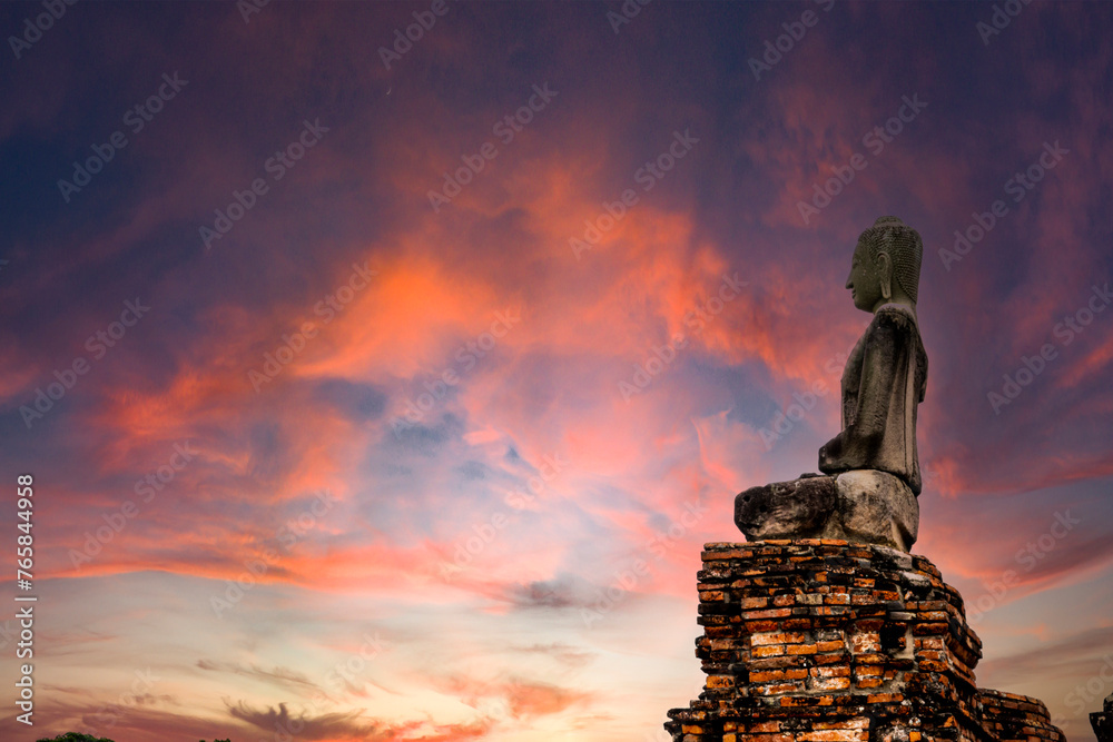 Fototapeta premium statue of buddha at sunset