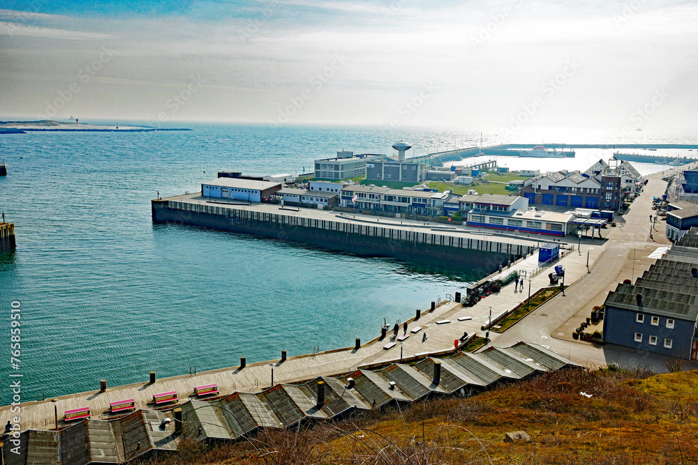 Fototapeta premium Helgoland Blick auf den Hafen mit Hummerbuden von oben
