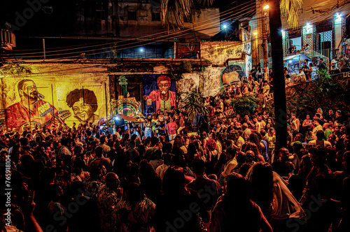 Tableau sur toile Multidão festeja na Pedra do Sal, centro do Rio de Janeiro, com samba e muro grafitado com cantores e compositores do samba