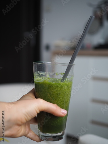 Zielony koktajl, smoothie w ręce