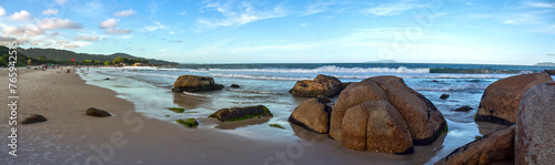 panorâmica da praia das Bananeiras com os últimos raios de sol batendo no mar e na costa na cidade de Governador Celso Ramos - Santa Catarina - Brasil
