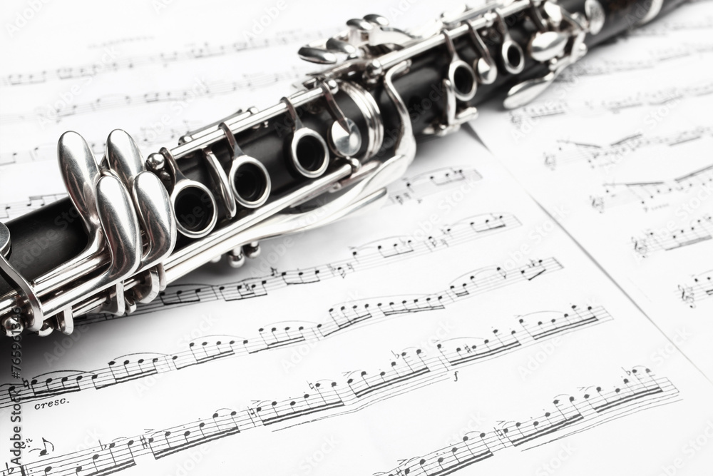 Obraz premium Clarinet woodwind instrument with sheet music.