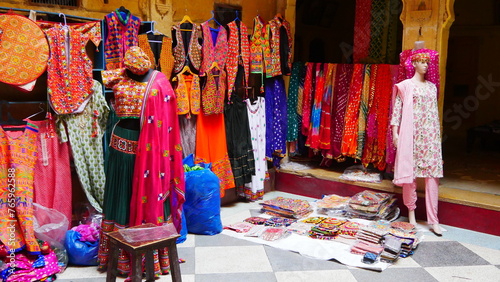 Vente de vétements de style indien, pour femme, écharpes et robes, toute coloré, tendu sur des fils à linge, en train de sécher, à l'intérieur d'un grand magasin hindu et de tissu oriental, beauté art photo