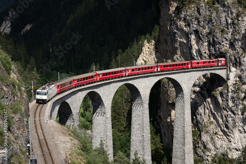 Roter Zug über Viaduktbogen