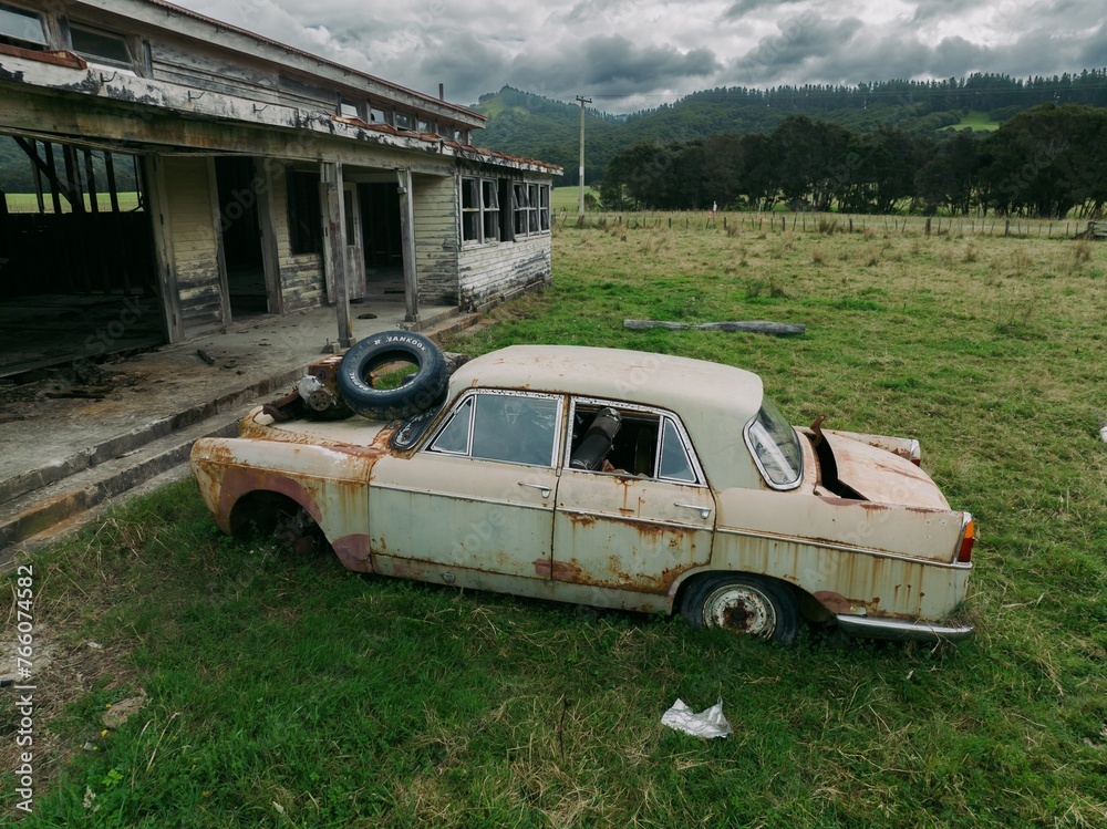 Φωτογραφία Abandoned car and building on farmland in Tikitiki, Gisborne, New Zealand