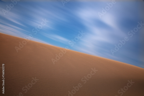 砂丘と流れる雲 © akira_yonezu
