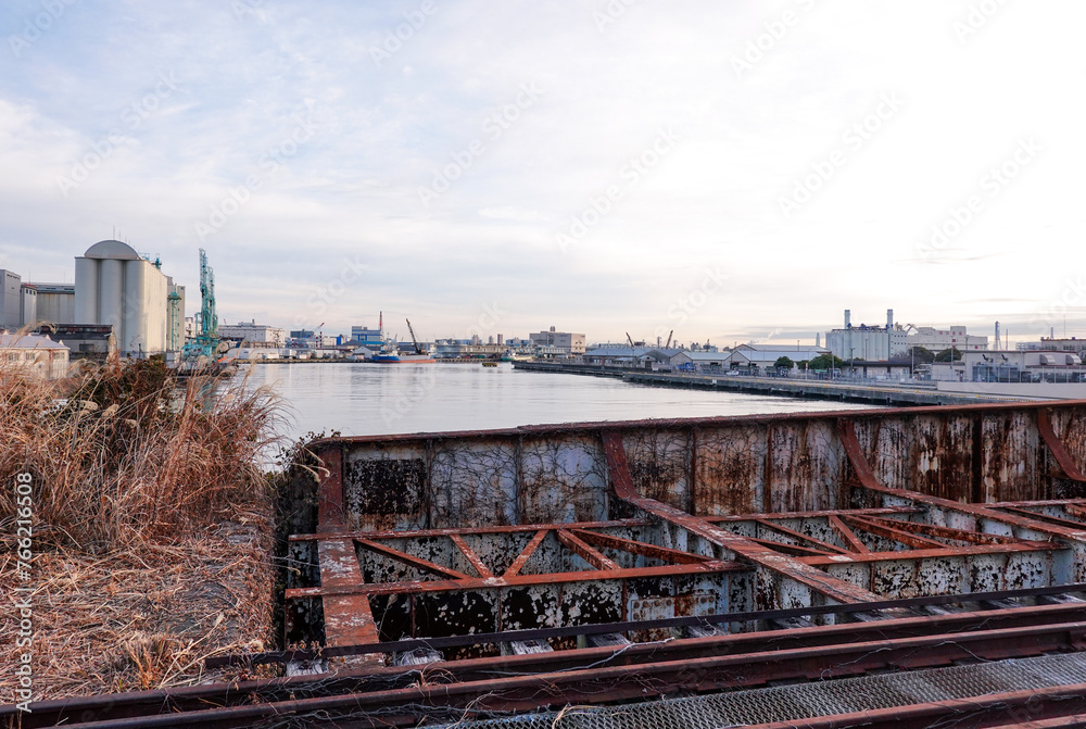 Obraz premium 瑞穂ふ頭に架かる瑞穂橋（神奈川県横浜市）