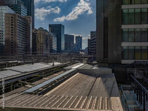 昼の大阪駅周辺の風景