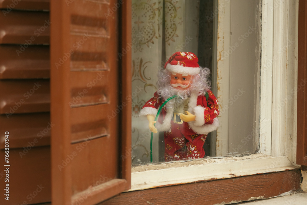 Fototapeta premium Window Watch: Santa Figurine