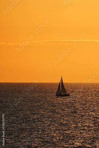 Segelboot auf dem Meer im Sonnenuntergang