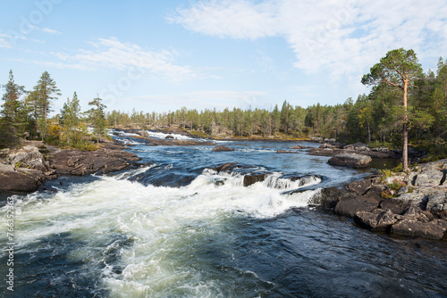 Pitefluss am Trollforsen Wasserfall im Herbst in Schweden 