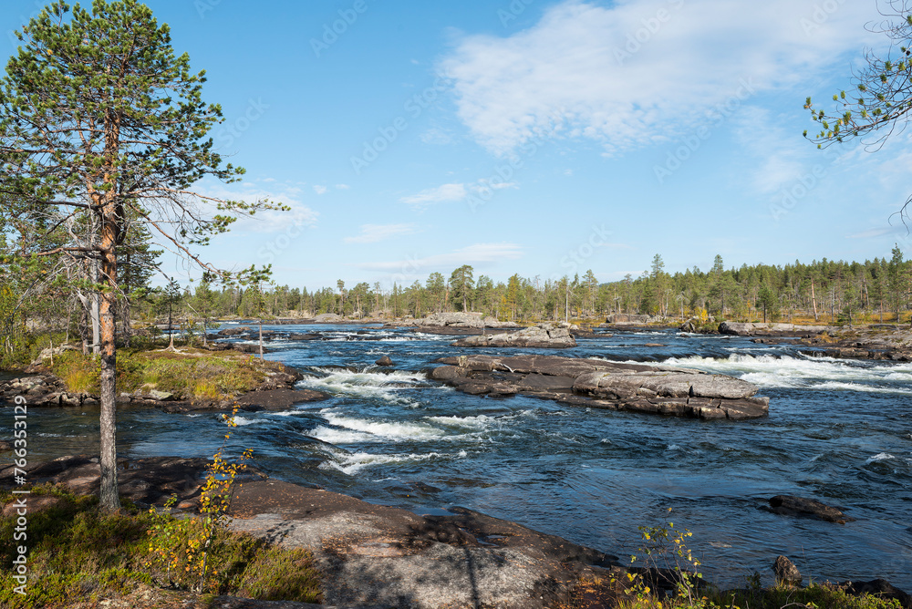 Pitefluss am Trollforsen Wasserfall im Herbst in Schweden Pitefluss am Trollforsen Wasserfall im Herbst in Schweden