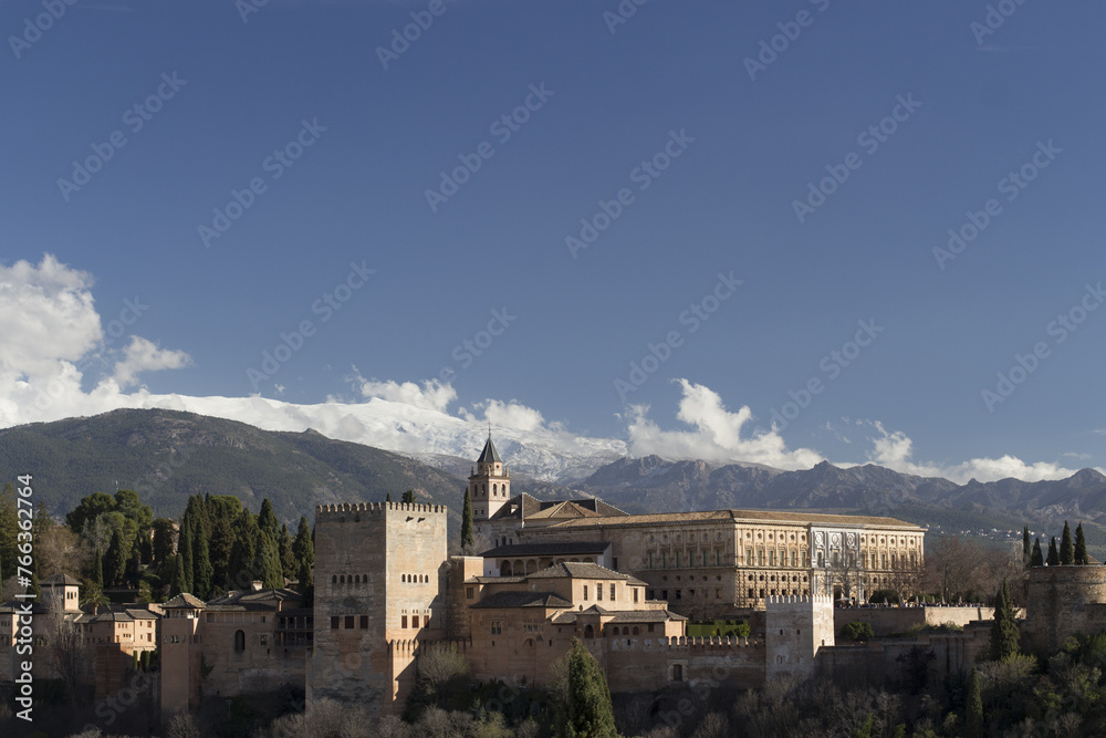 Obraz premium Alhambra and Sierra Nevada Mountains in background, Granada, Spain