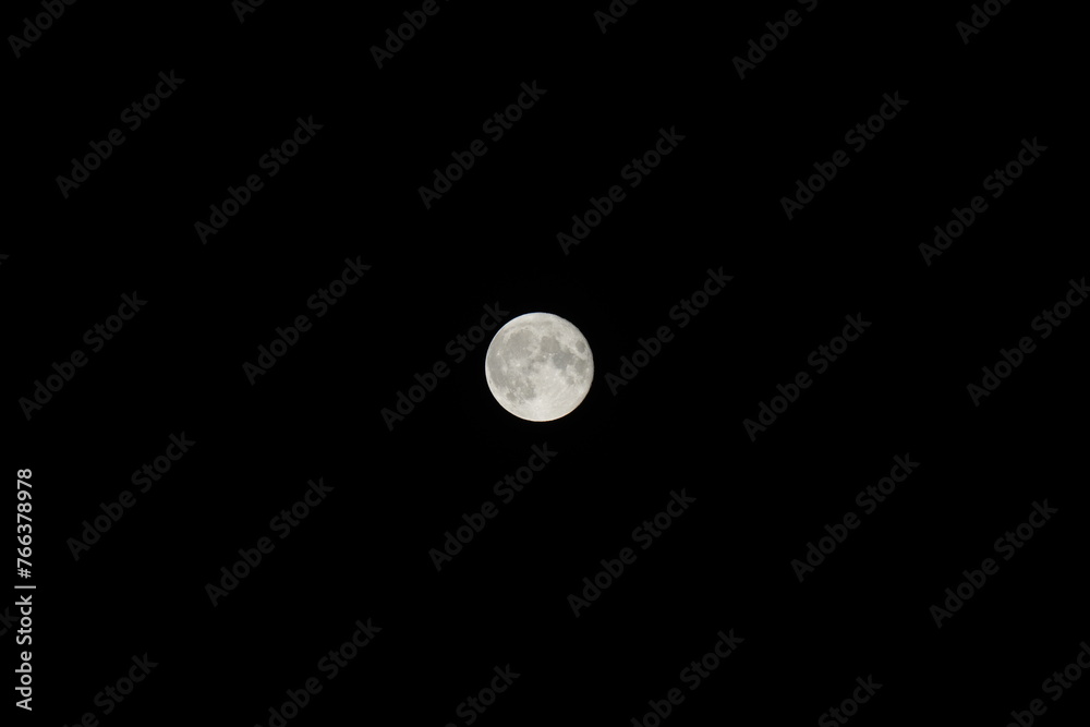 Pełnia księżyca uchwycona w nocy przy bezchmurnym niebie, pełnia, księżycowa noc, jasny jak księżyc  - obrazy, fototapety, plakaty 