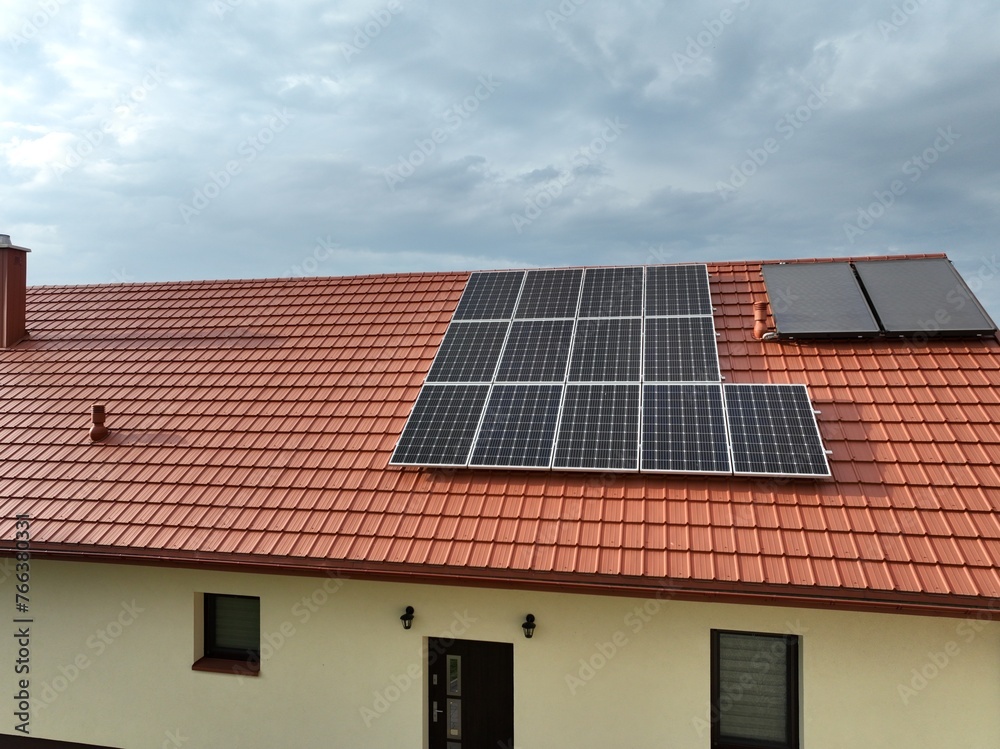 Fotowoltaika energia ze słońca we własnym domu, czyli darmowa energia na własny użytek, ekologiczna energia, zielona energia, czysta energia Fotowoltaika energia ze słońca we własnym domu, czyli darmowa energia na własny użytek, ekologiczna energia, zielona energia, czysta energia