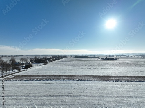 Fototapeta Naklejka Na Ścianę i Meble -  Zima na wsi, biała zima, mroźny słoneczny dzień zimowy, krajobraz wiejski zimą, biały śnieg, śnieg na polach, 
