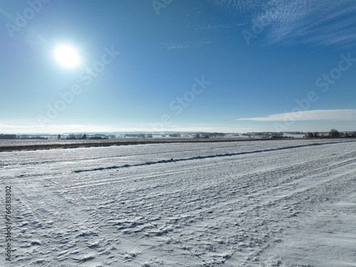 Zima na wsi  bia  a zima  mro  ny s  oneczny dzie   zimowy  krajobraz wiejski zim    bia  y   nieg    nieg na polach  