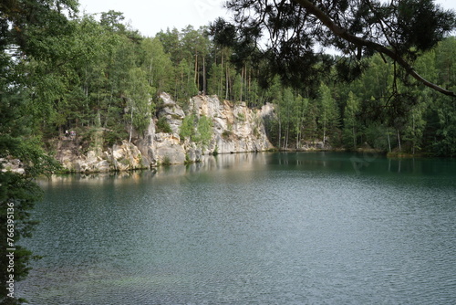 Jezioro pośród lasu w górach, drzewa i woda © klumb