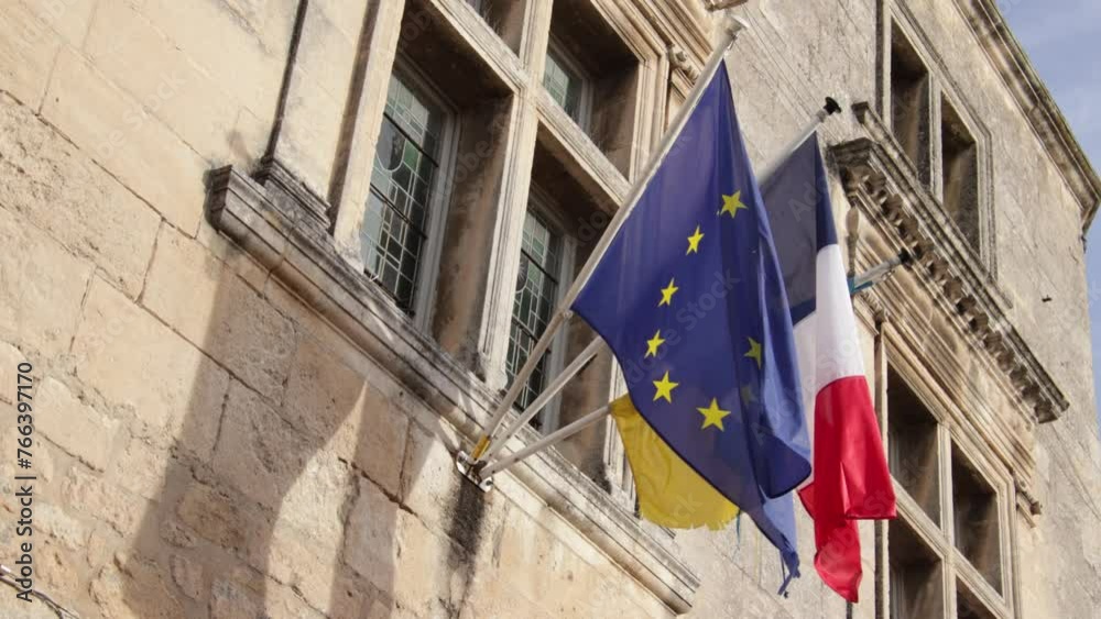 drapeau européen et français sur la façade d'un bâtiment