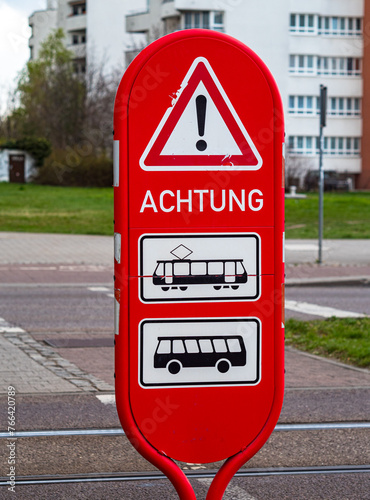 Achtung: Bus und Tram