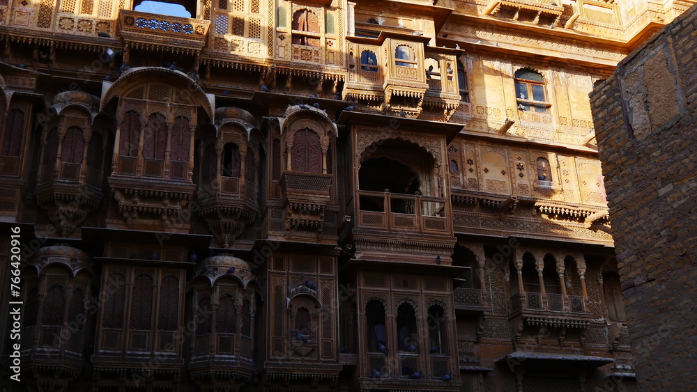 Balade et visite culturelle et touristique de la ville de Jaisalmer, en Inde, avec ses magnifiques façades de bâtiments aux murs chauds, sableux et de couleur jaune, jeu d'ombre et de lumière, environ