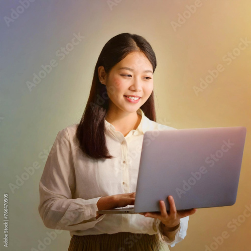 노트북을 보고 소통하며 미소짓는 여성