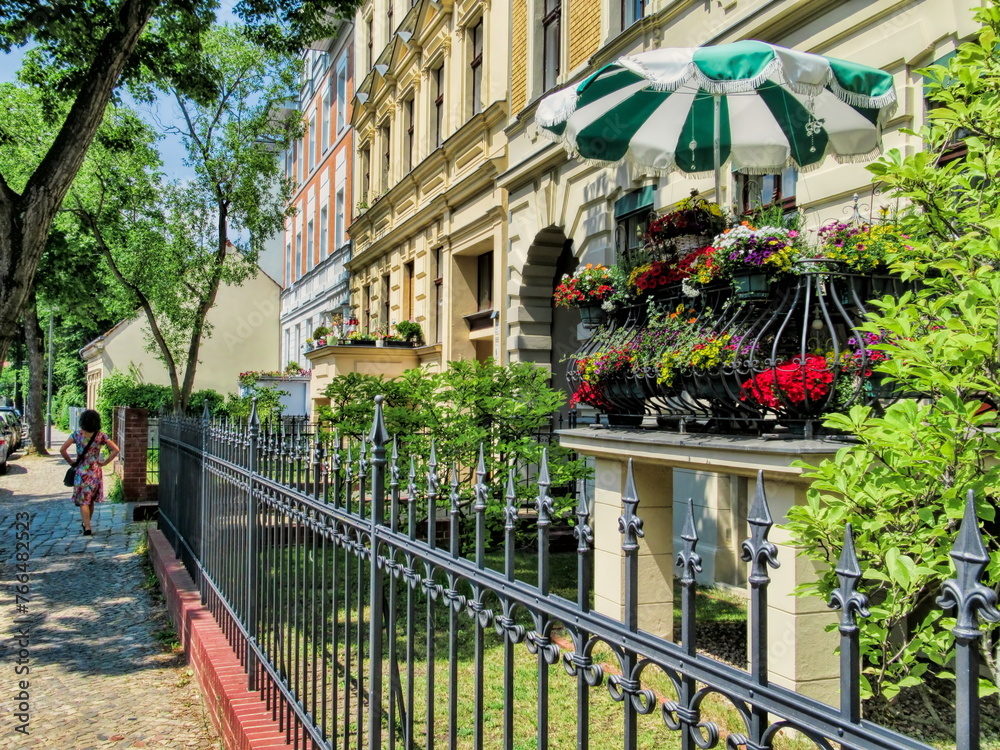 berlin, deutschland - stadtidylle mit balkon im stadtviertel friedrichshagen