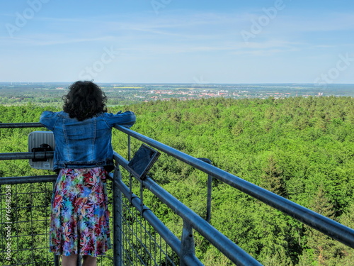 rauen, deutschland - 15.05.2022 - frau auf einem aussichtsturm mit blick auf die rauener berge