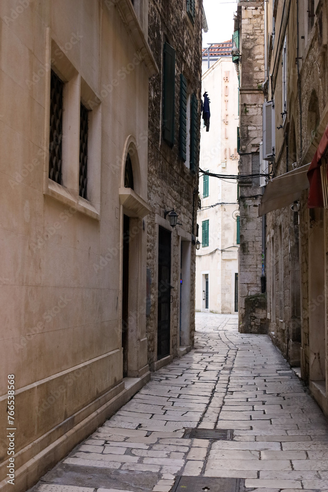 Fototapeta premium Weihnachtlich geschmückte Gassen und Restaurants in der Altstadt von Split